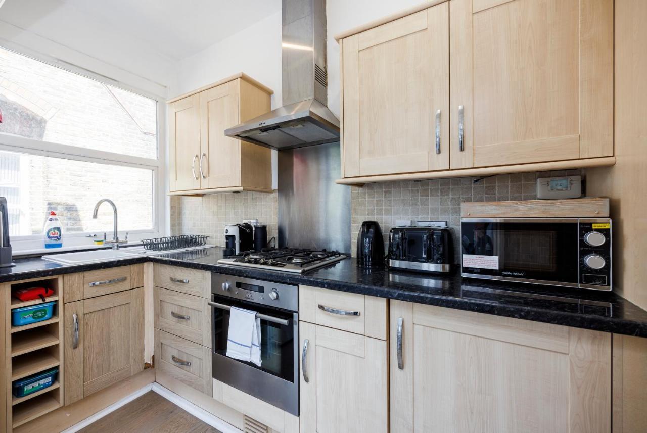 Welcomestay Colliers Wood Two Bed Apartment - Home Away From Home لندن المظهر الخارجي الصورة